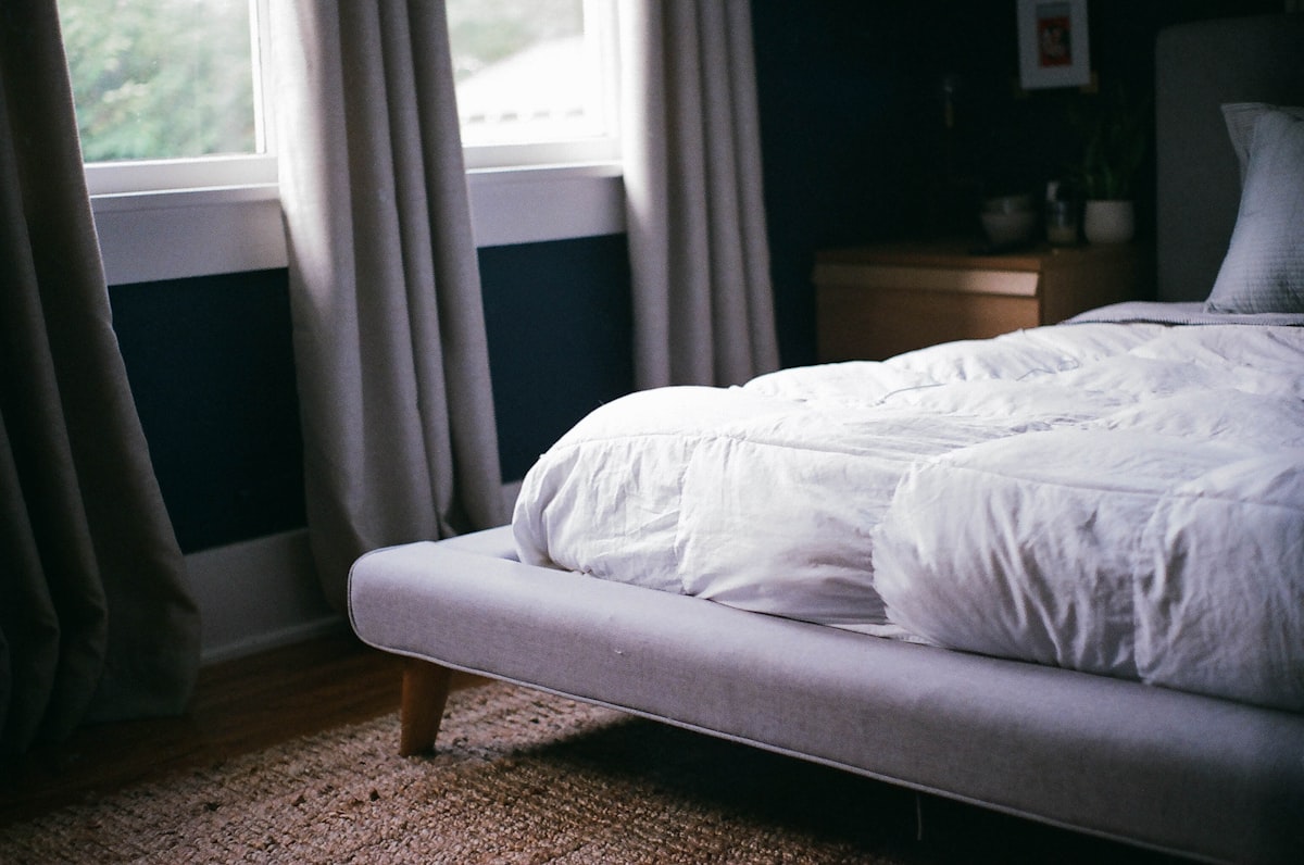 Bed with white bedding - 12 tog vs 13.5 tog duvet UK comparison