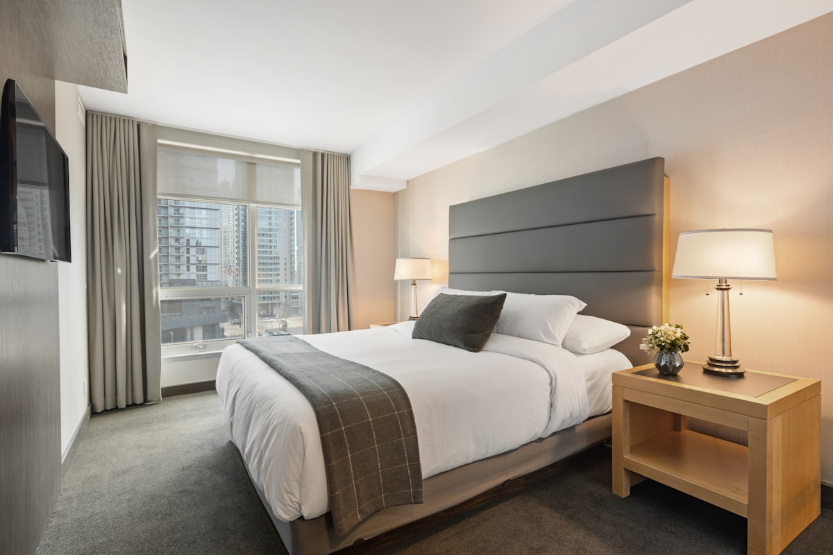 Memory foam vs pocket spring mattress comparison infographic